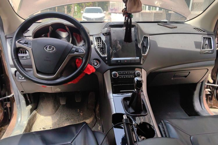 Used Huatai Santa Fe 2016 1.5T Gasoline Manual Two-Wheel Drive Smart Enjoyment i3 Model
