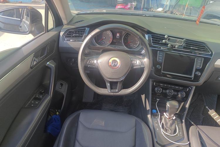 Used Volkswagen Tiguan L 2017 380TSI Automatic All-Wheel-Drive Luxury Edition Steering Wheel