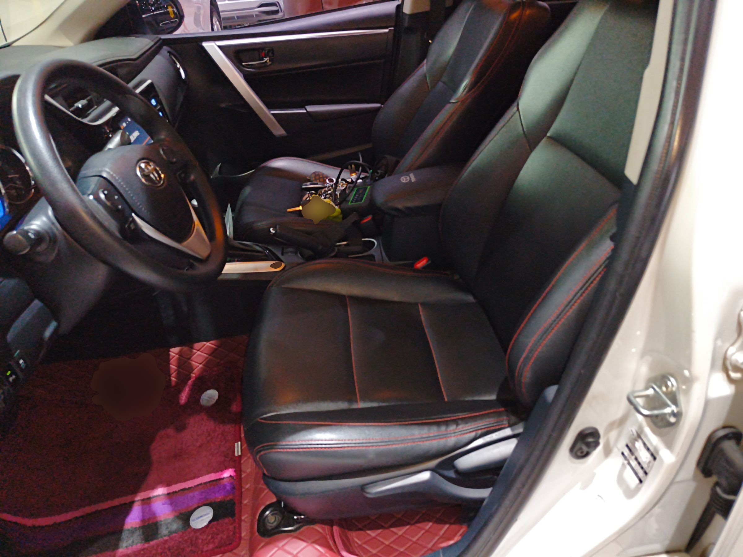 المقاعد الأمامية داخل السيارة