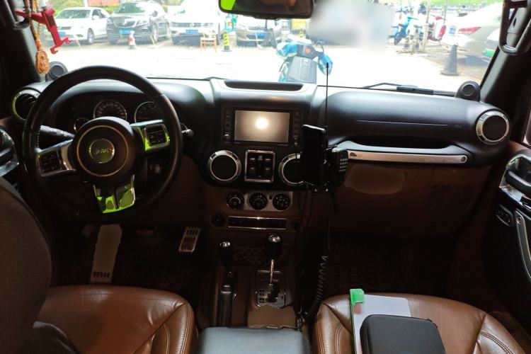 Used Jeep Wrangler 2013 3.6L Rubicon four-door model Center Console