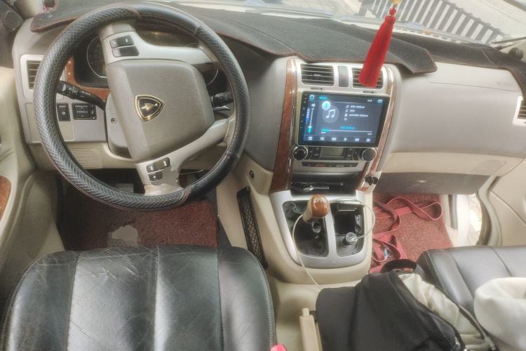 Used Jinbei Grace 2010 2.4L 3rd Generation Luxury Long-Wheelbase 9-Seater — 4RB2 Center Console