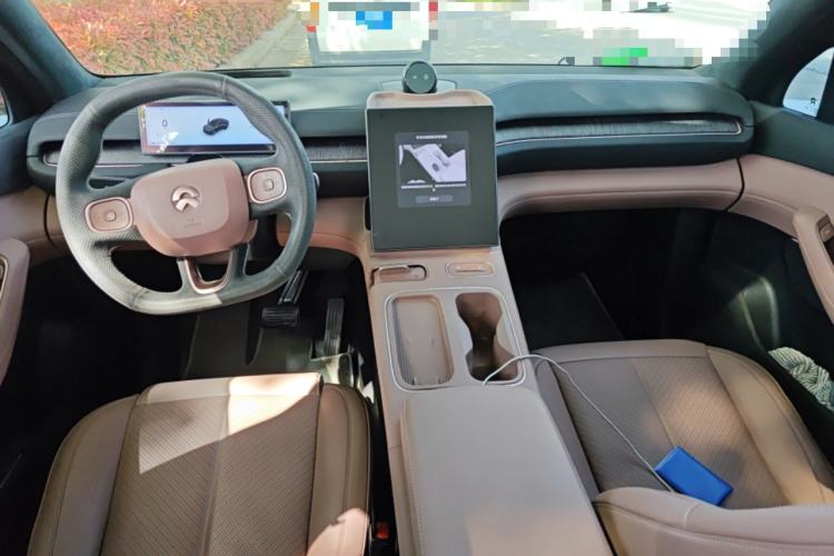 Used Nio EC6 2023 75 kWh Center Console