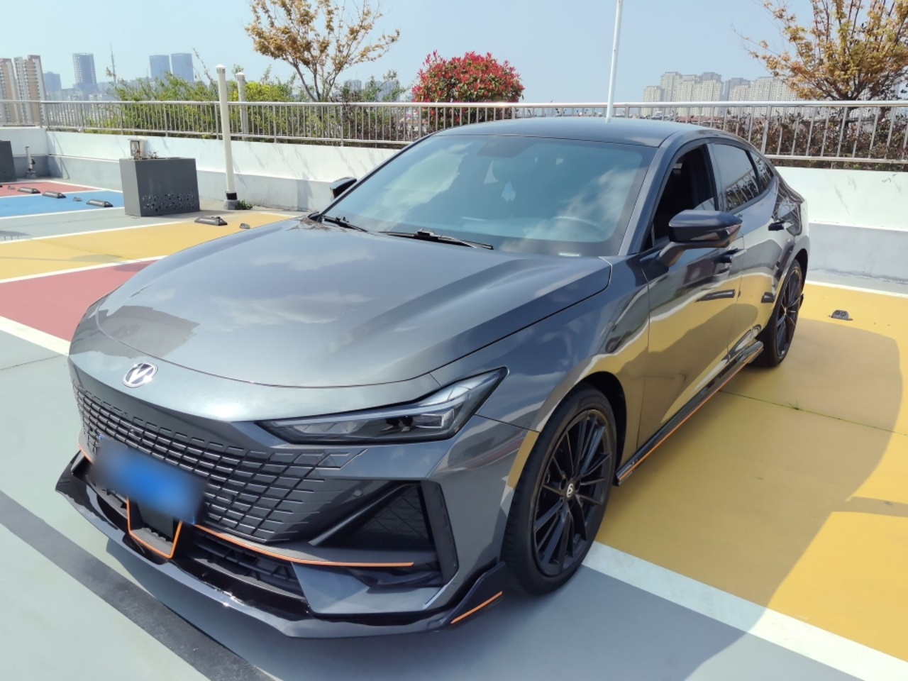 تحت مقدمة السيارة