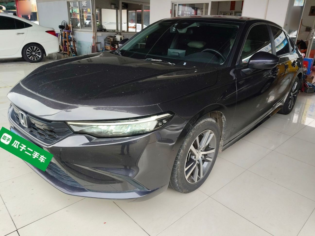 تحت مقدمة السيارة