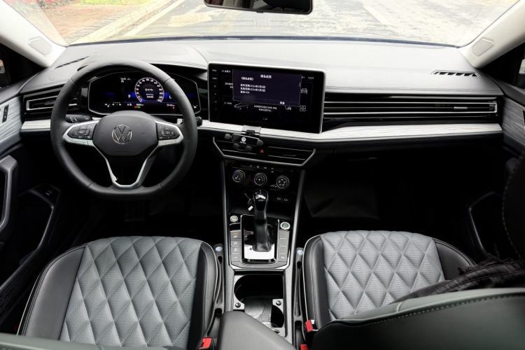 Used Volkswagen Sagitar 2025 300TSI DSG Excellence Edition Center Console