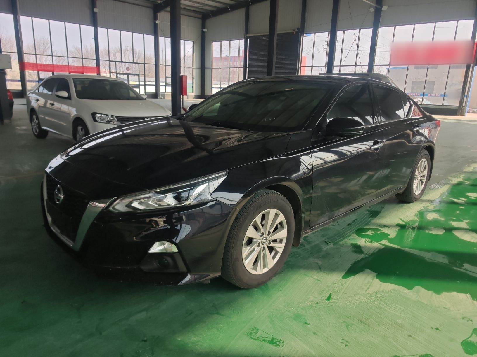 Под передней частью автомобиля