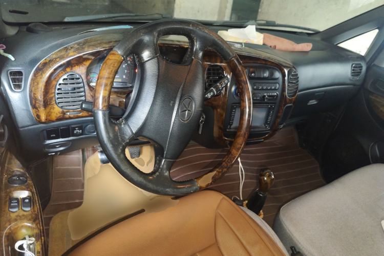 Used JAC Group Refine 2011 2.0L Shuttle Gasoline Standard Edition HFC4GA3 Center Console