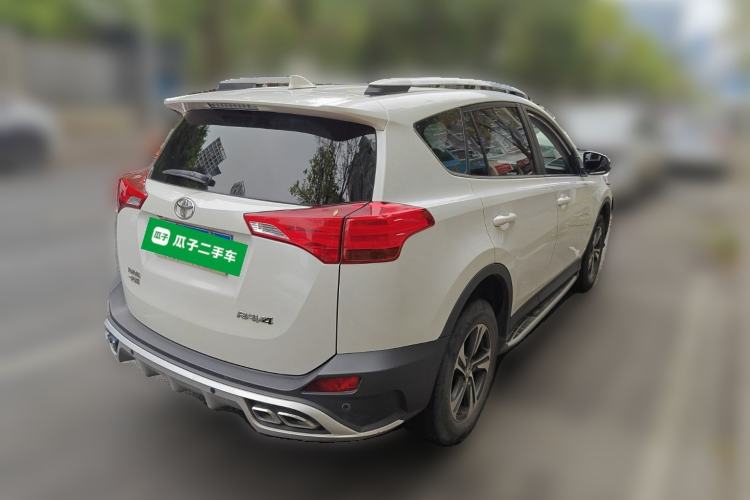 Used Toyota RAV4 2015 2.0L CVT Two-Wheel Drive Fashion Edition Rear Right 45 Deg