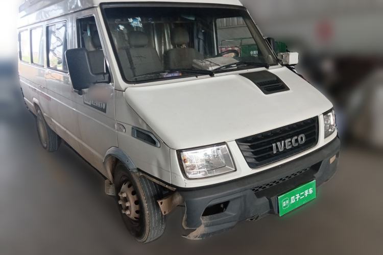 Used Iveco Daily 2020 2.5T A40 Passenger Van with Dual Tires Mid-Roof Design 5-9 Seats Euro V Emission Standard