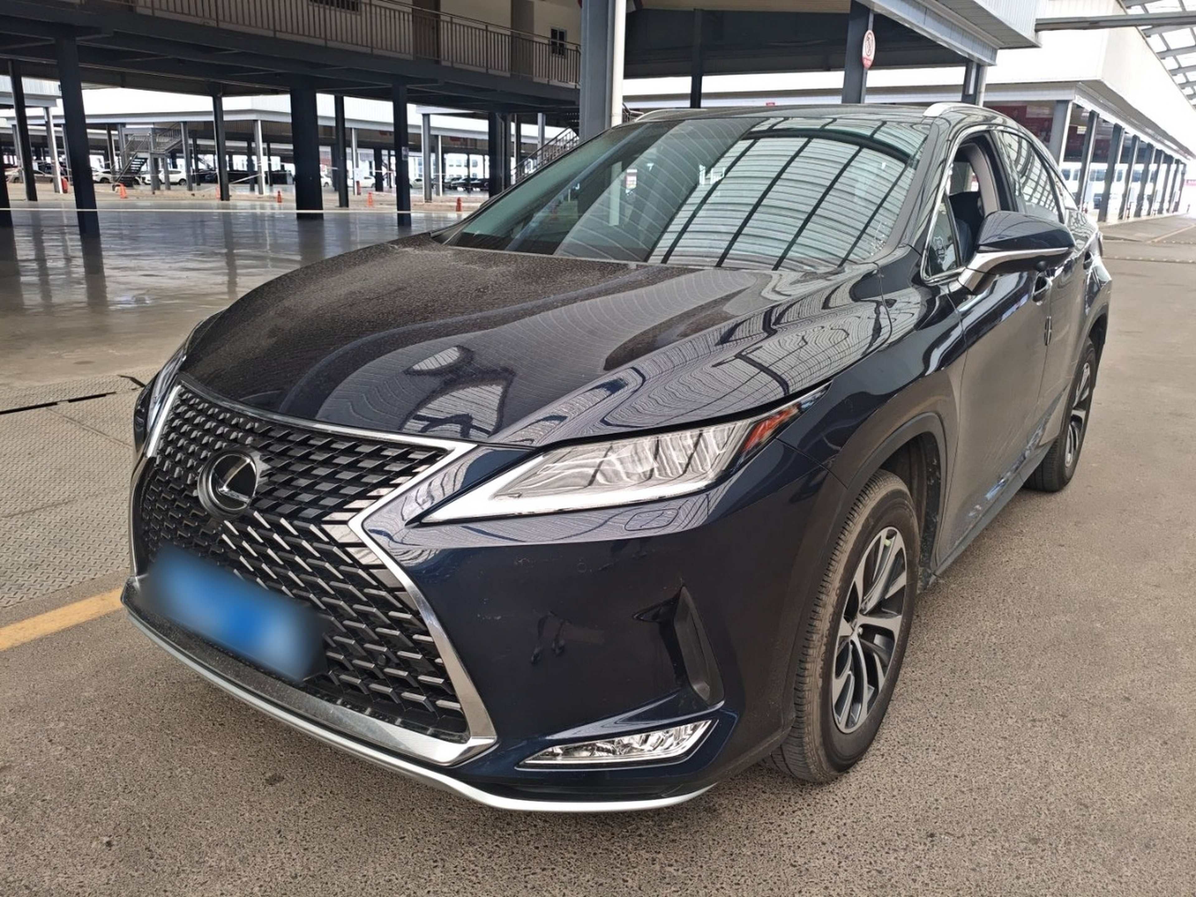 Под передней частью автомобиля