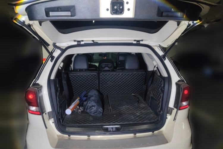 Used Dodge Journey 2013 2.4L Two-Wheel Drive Luxury Version Trunk