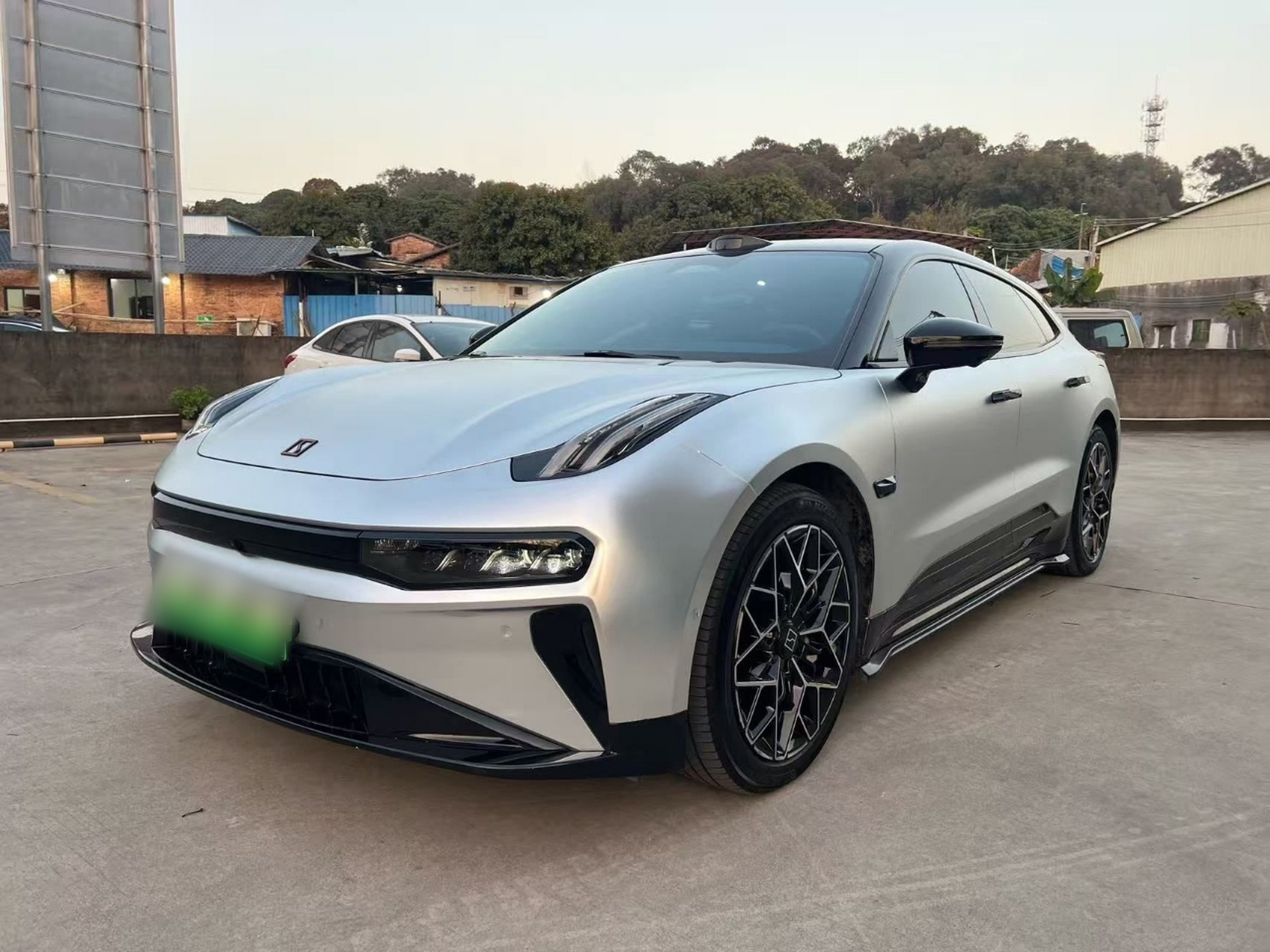 Под передней частью автомобиля