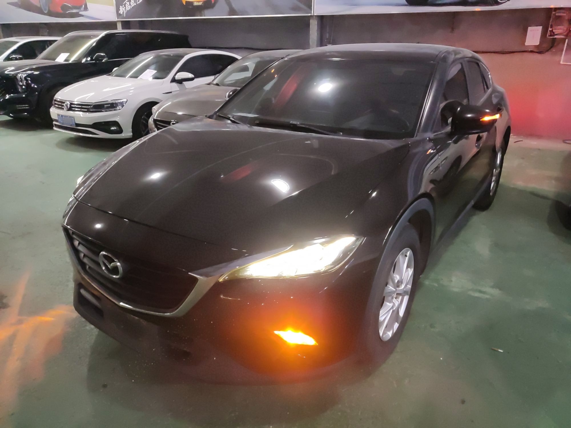 تحت مقدمة السيارة