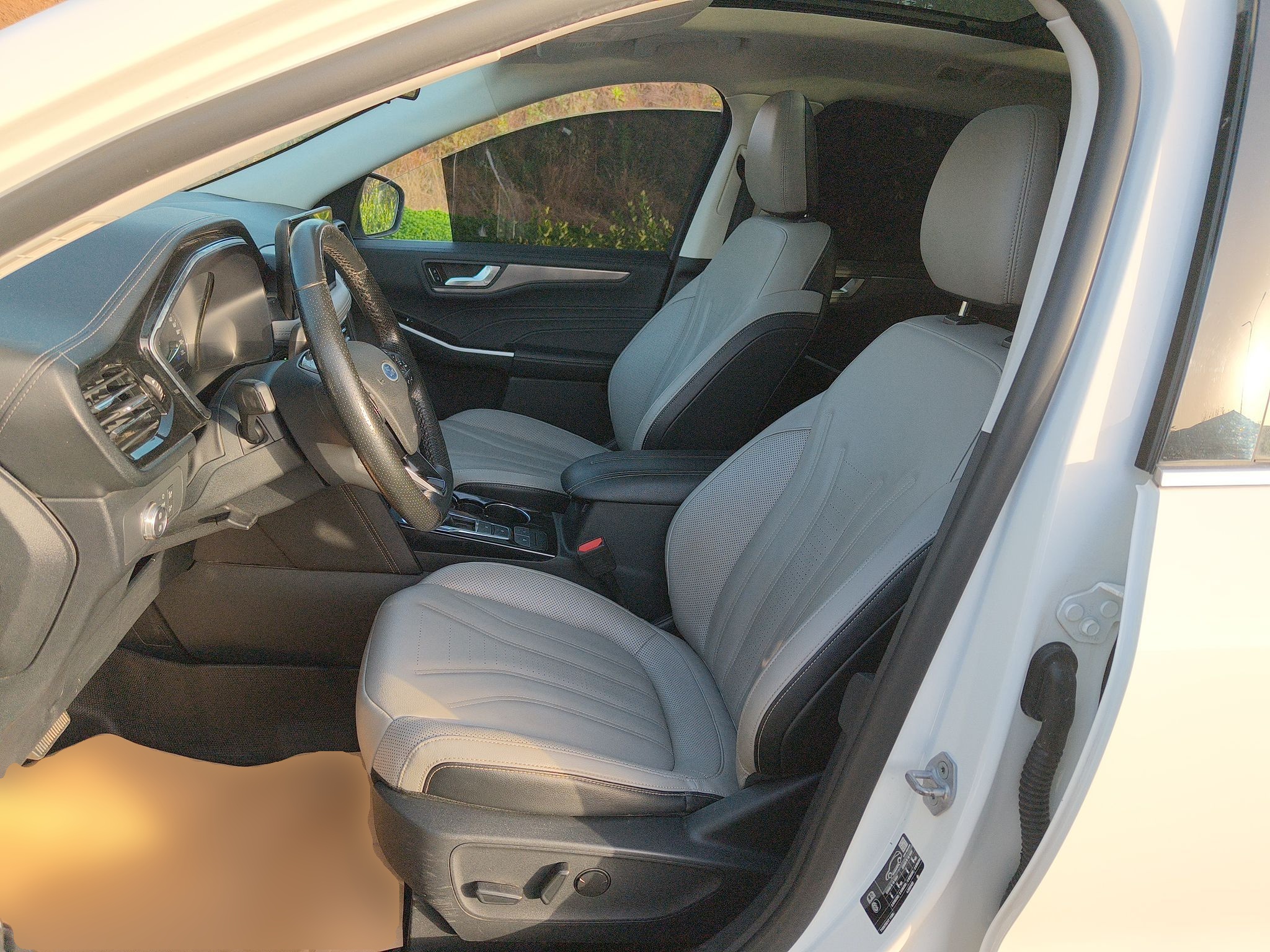 Переднее сиденье в автомобиле