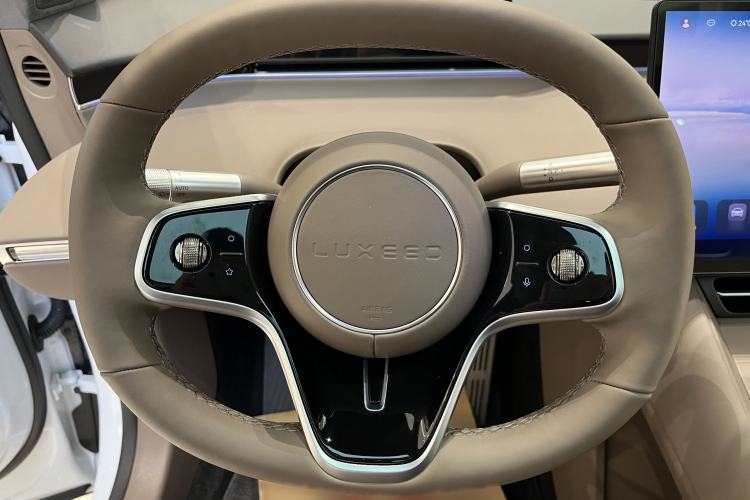 Used Hima Luxeed R7 2025 Range-Extended Version 251 km Max Interior 3