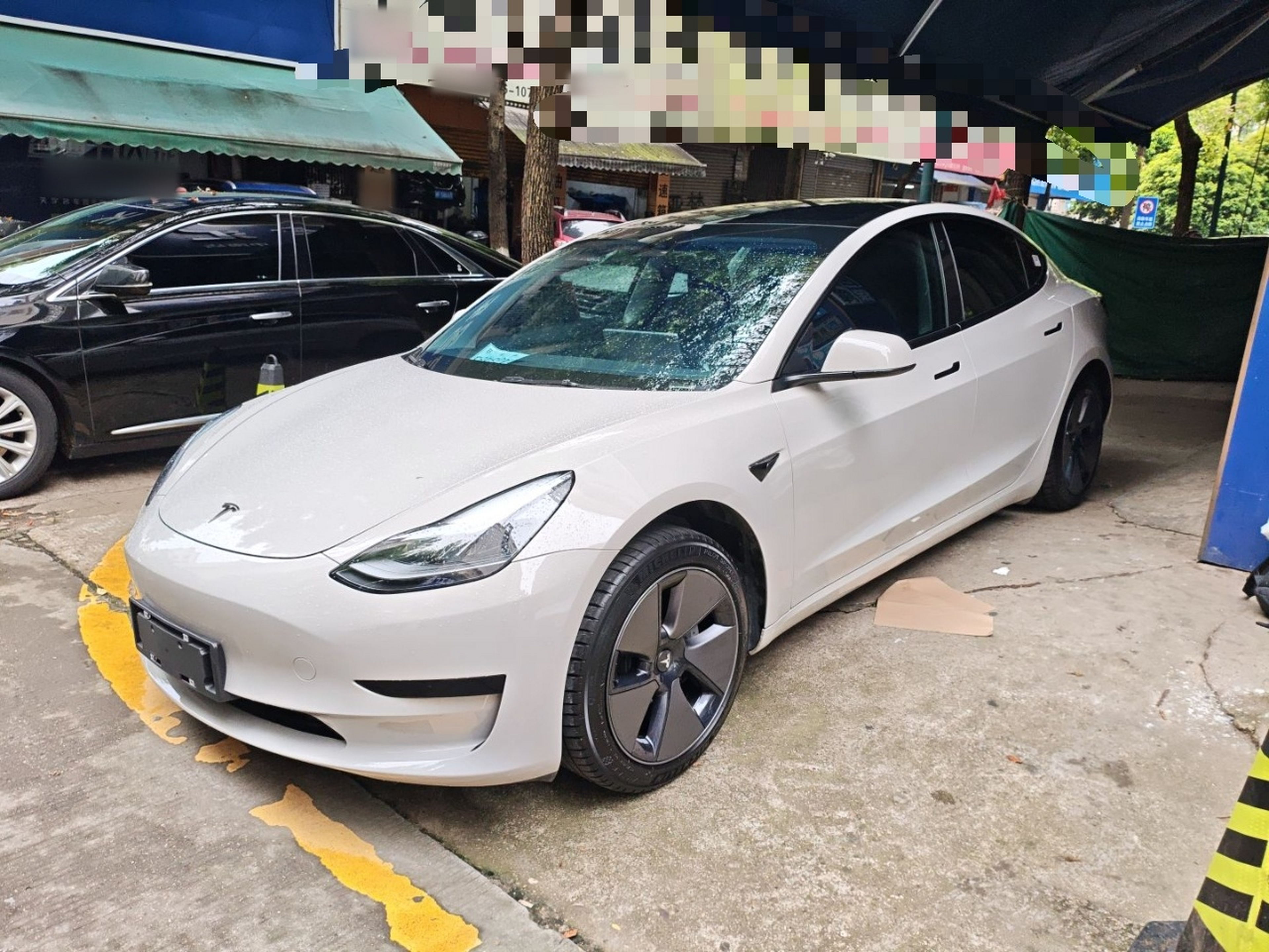 Под передней частью автомобиля