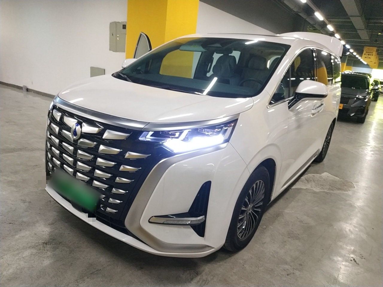 تحت مقدمة السيارة