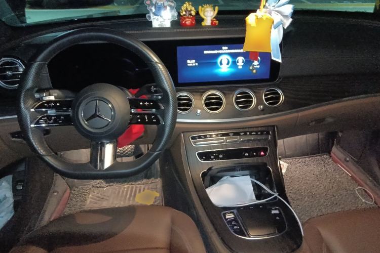 Used Mercedes-Benz E-Class New Energy 2022 E 350 e L Plug-in Hybrid Sports Sedan Center Console