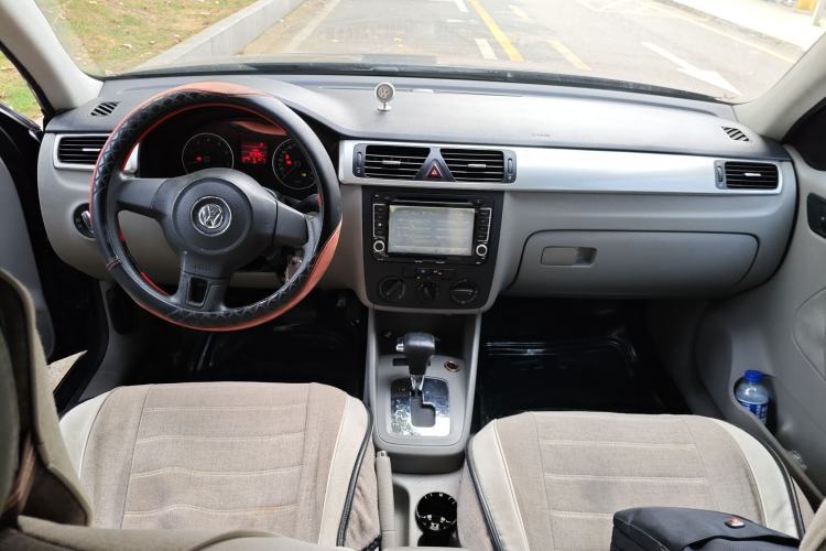 Used Volkswagen Bora 2012 1.6L Automatic Fashion Edition Center Console