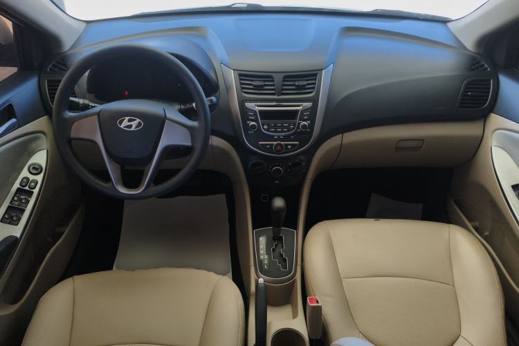 Used Hyundai Verna (older generation) 2016 1.4L Automatic Smart GLS Center Console