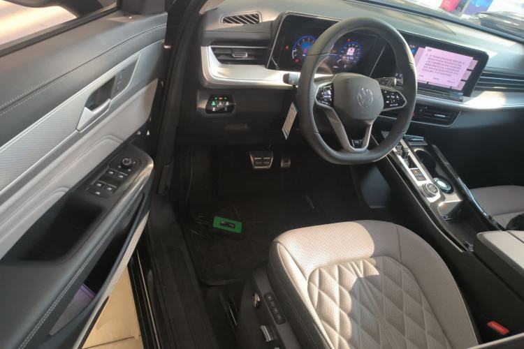 Used Volkswagen Tavendor 2024 Facelifted 380TSI All-Wheel Drive R-Line Cruise Premium Edition
