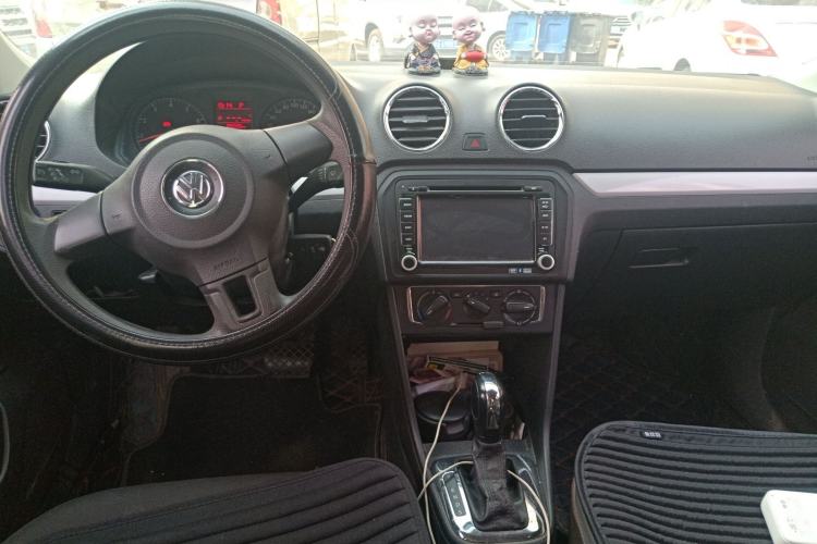 Used Volkswagen Jetta 2015 Value Edition 1.6L Automatic Comfort Version Center Console