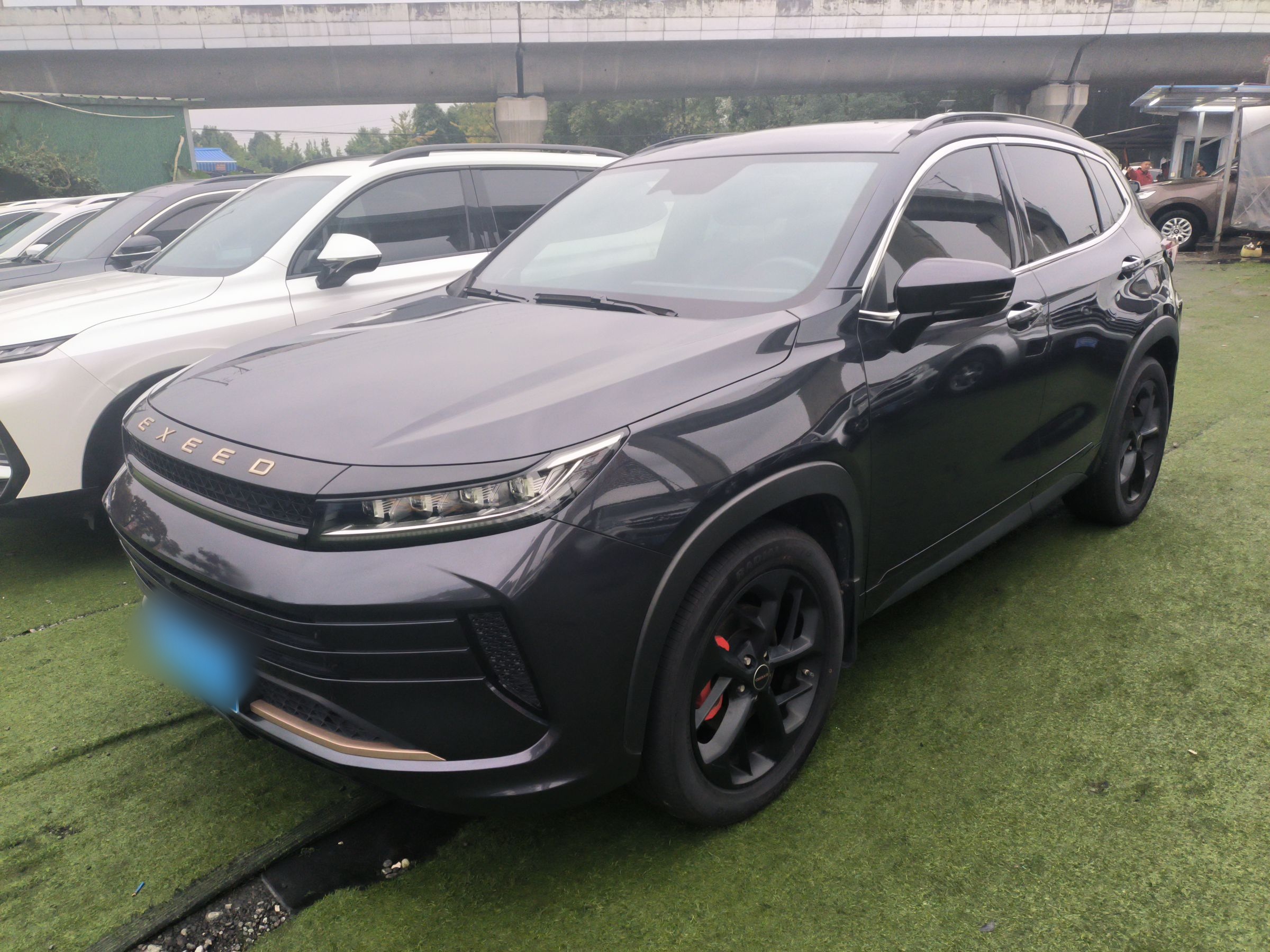 Под передней частью автомобиля