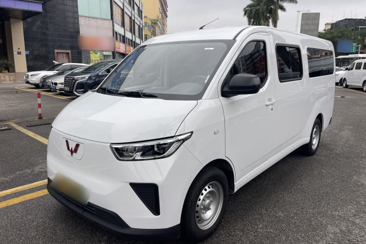 Used Wuling Yangguang 2024 300KM Comfort Version Passenger Van 75kW
