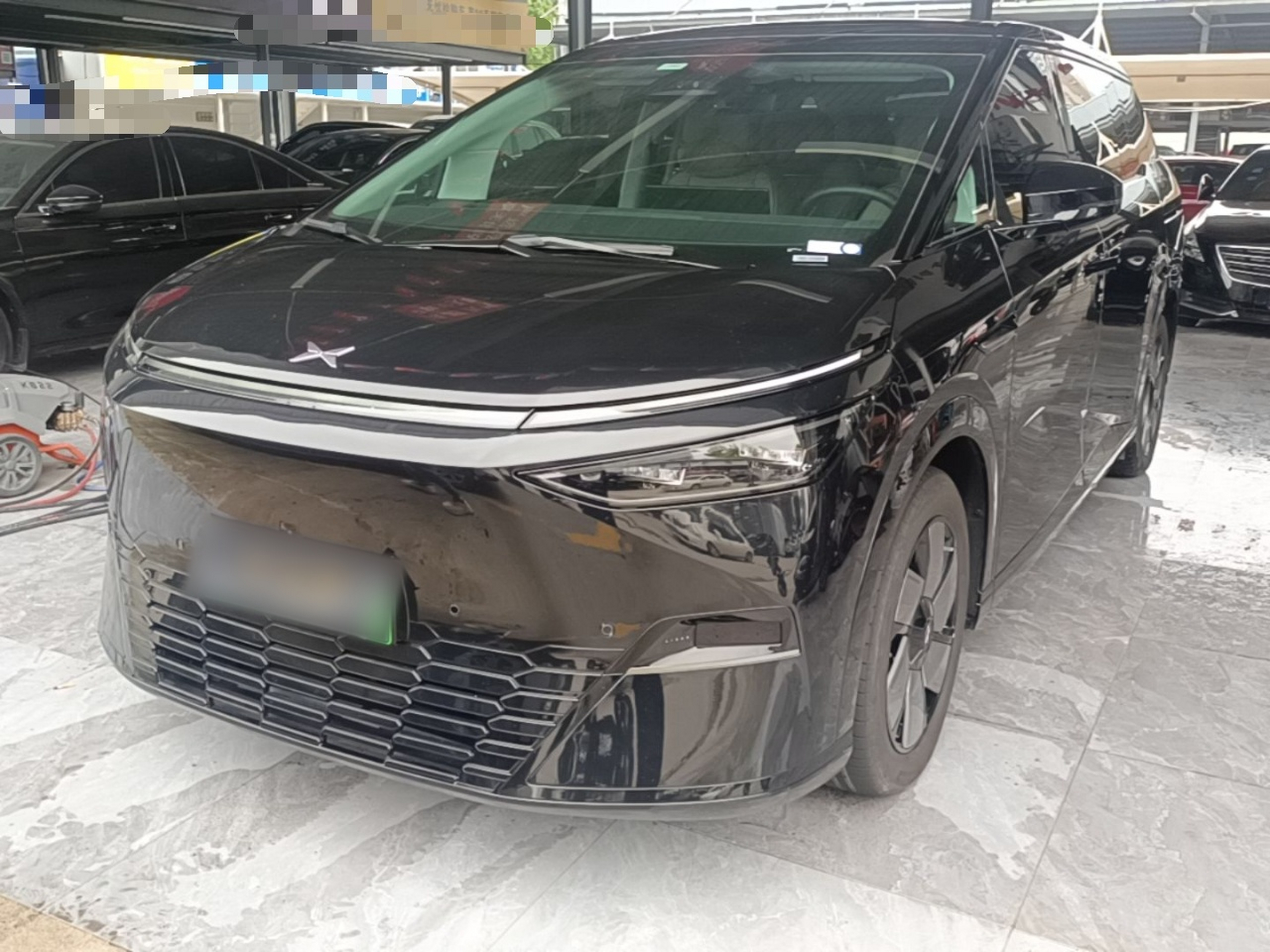 Под передней частью автомобиля