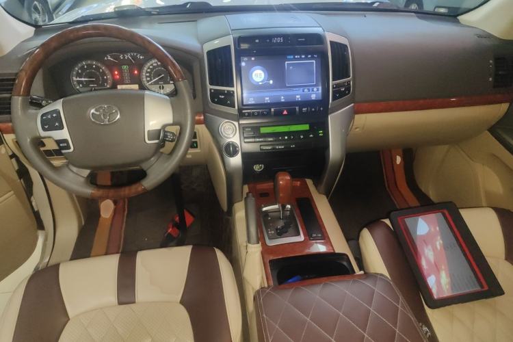 Used Toyota Land Cruiser 2015 4.0L VX-R 8-Seater Middle East Version
