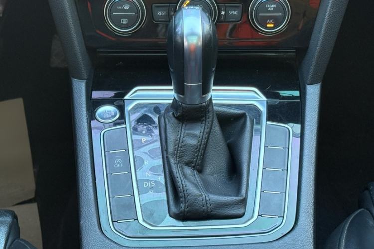 Used Volkswagen Magotan 2019 330TSI DSG Luxury Version China VI Standard Interior 3