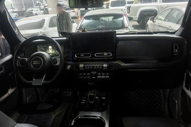 Used 212 T01 2024 2.0T Explorer
