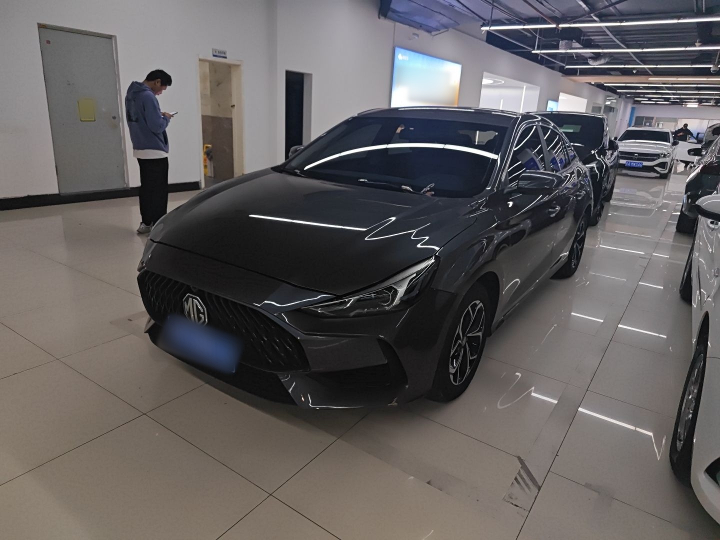 Под передней частью автомобиля