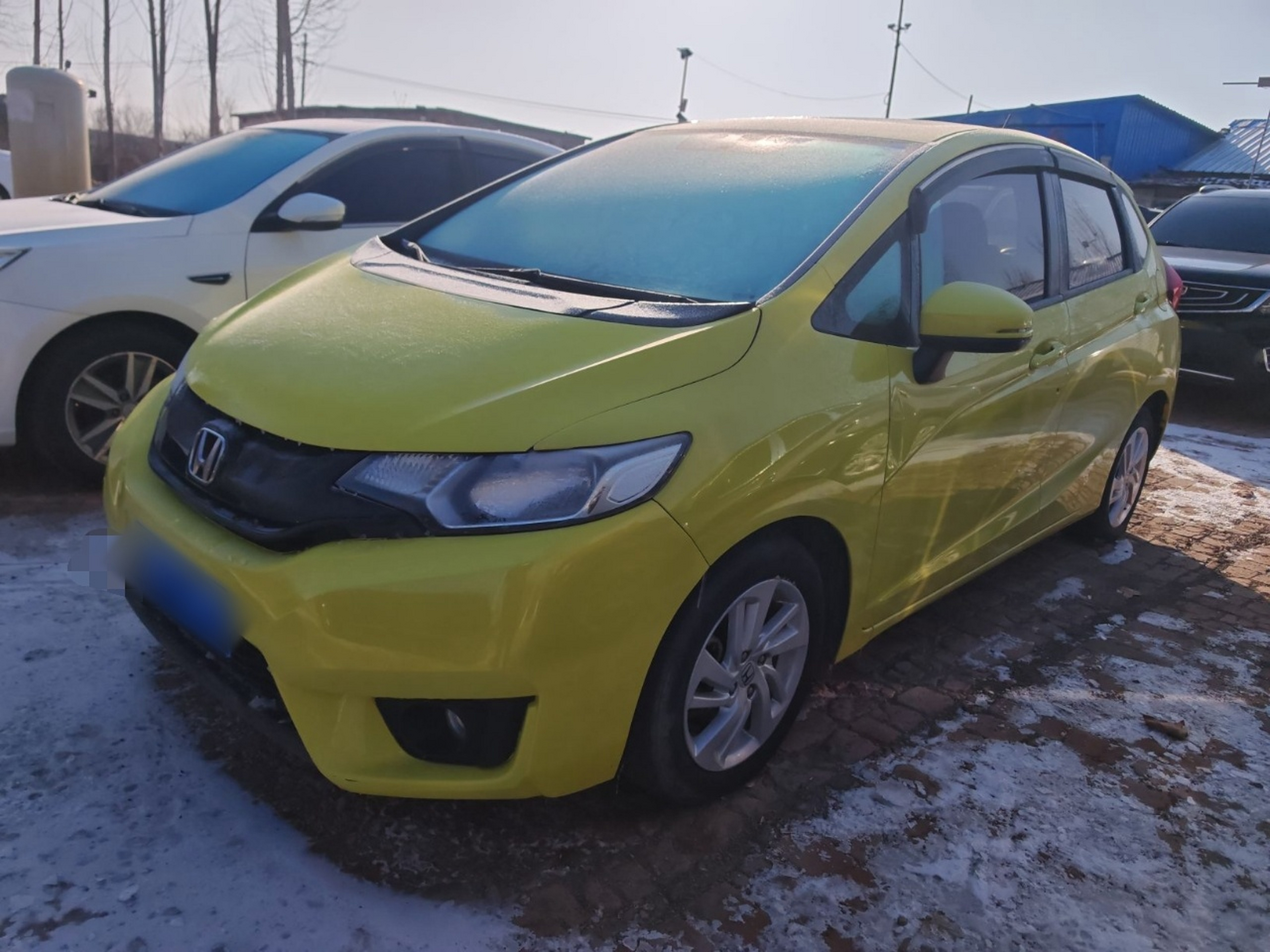 Под передней частью автомобиля