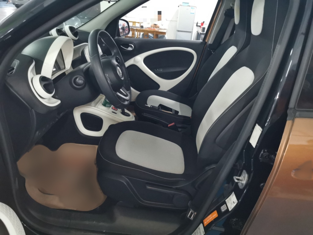 المقاعد الأمامية داخل السيارة