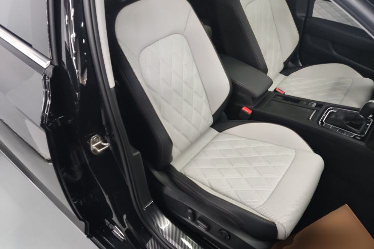 Used Volkswagen Magotan 2025 Zhongxiang Version 330TSI DSG Luxury Edition Right Front Seat