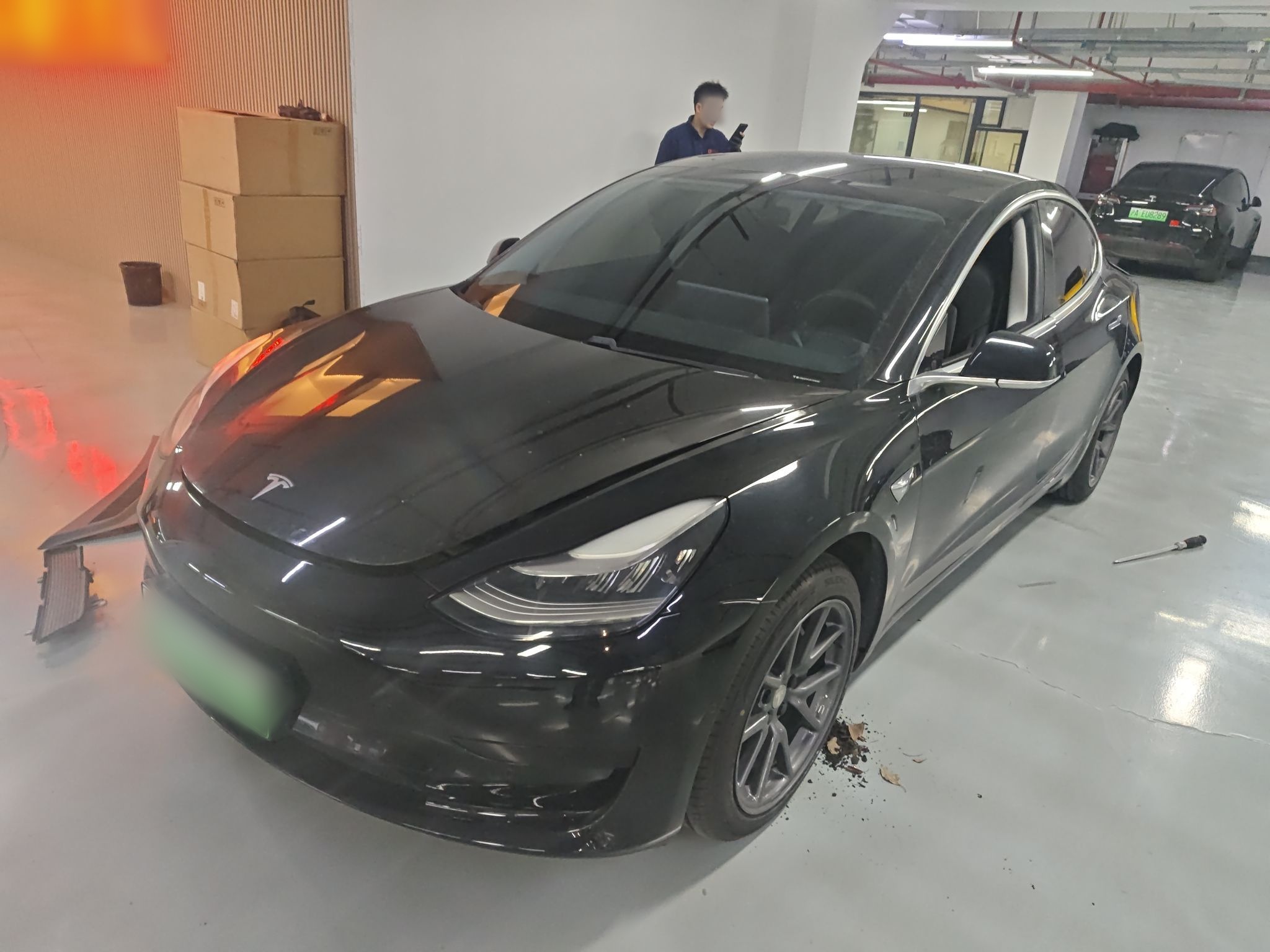 Под передней частью автомобиля