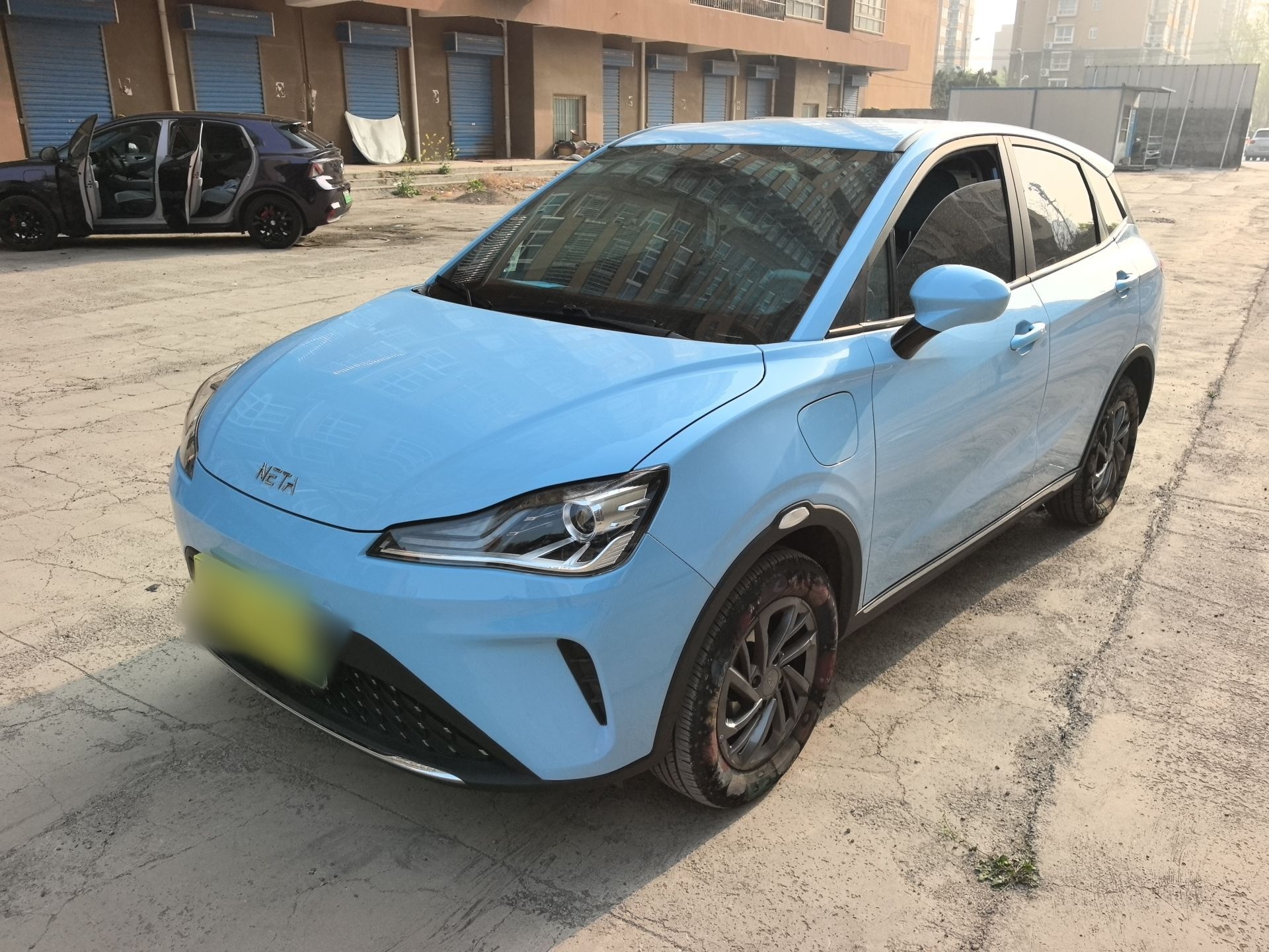 تحت مقدمة السيارة