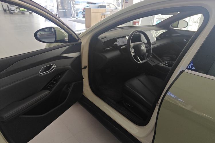 Used BYD Qin L 2025 EV 545KM Beyond Version Driver Seat
