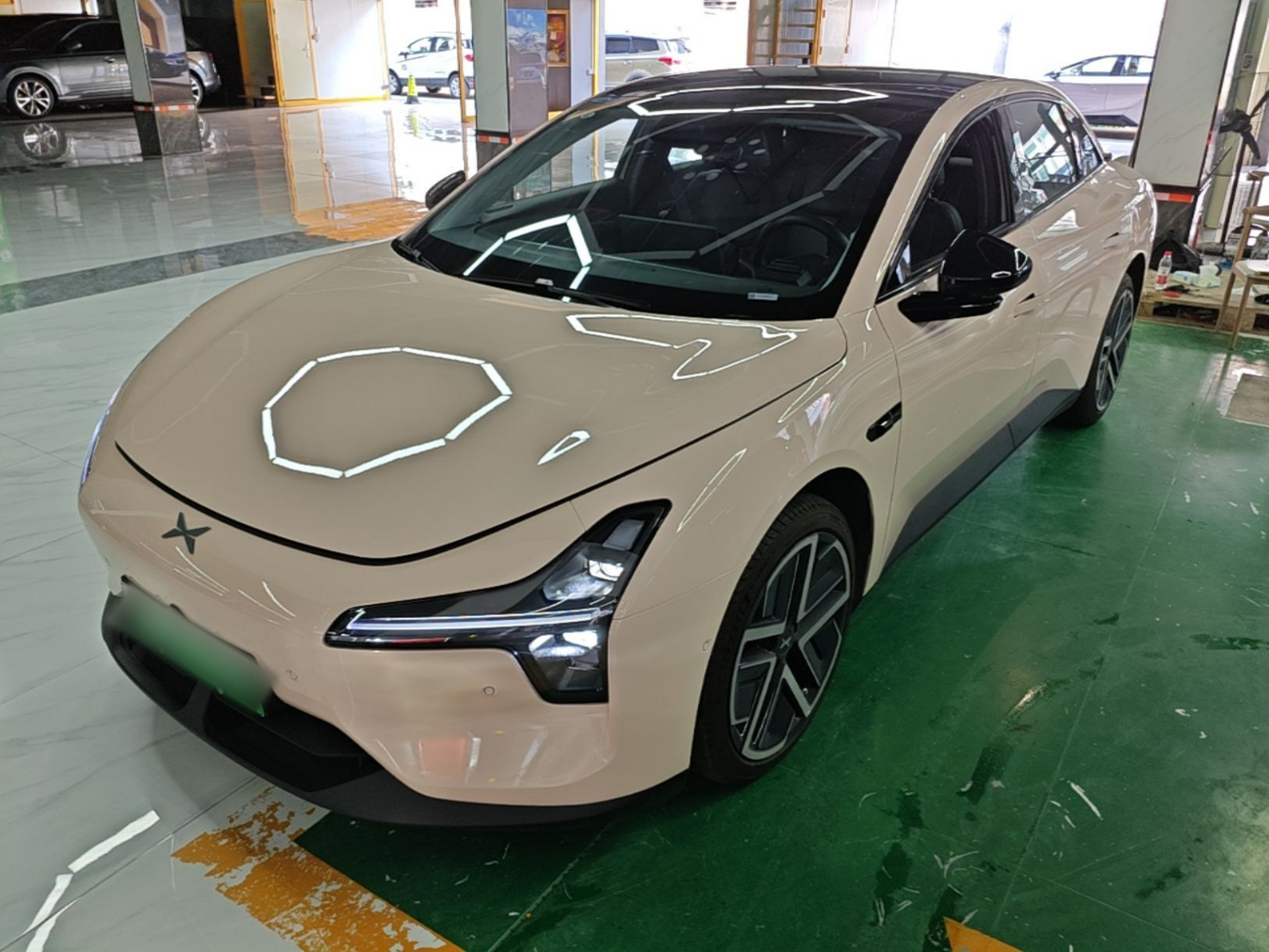 Под передней частью автомобиля