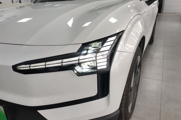 Used Volvo EX30 2025 Rear-Drive Long-Range Plus Model
