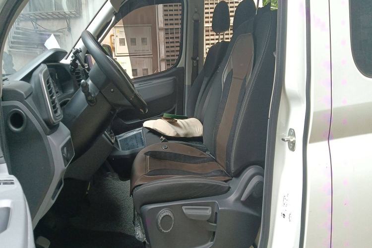 Used SAIC MAXUS Xintu V80 2024 Aotong Value Edition 6MT Long-Wheelbase Mid-Roof Model with 127 Ps Available in 6/7/8/9-Seater Configurations Left Front Seat