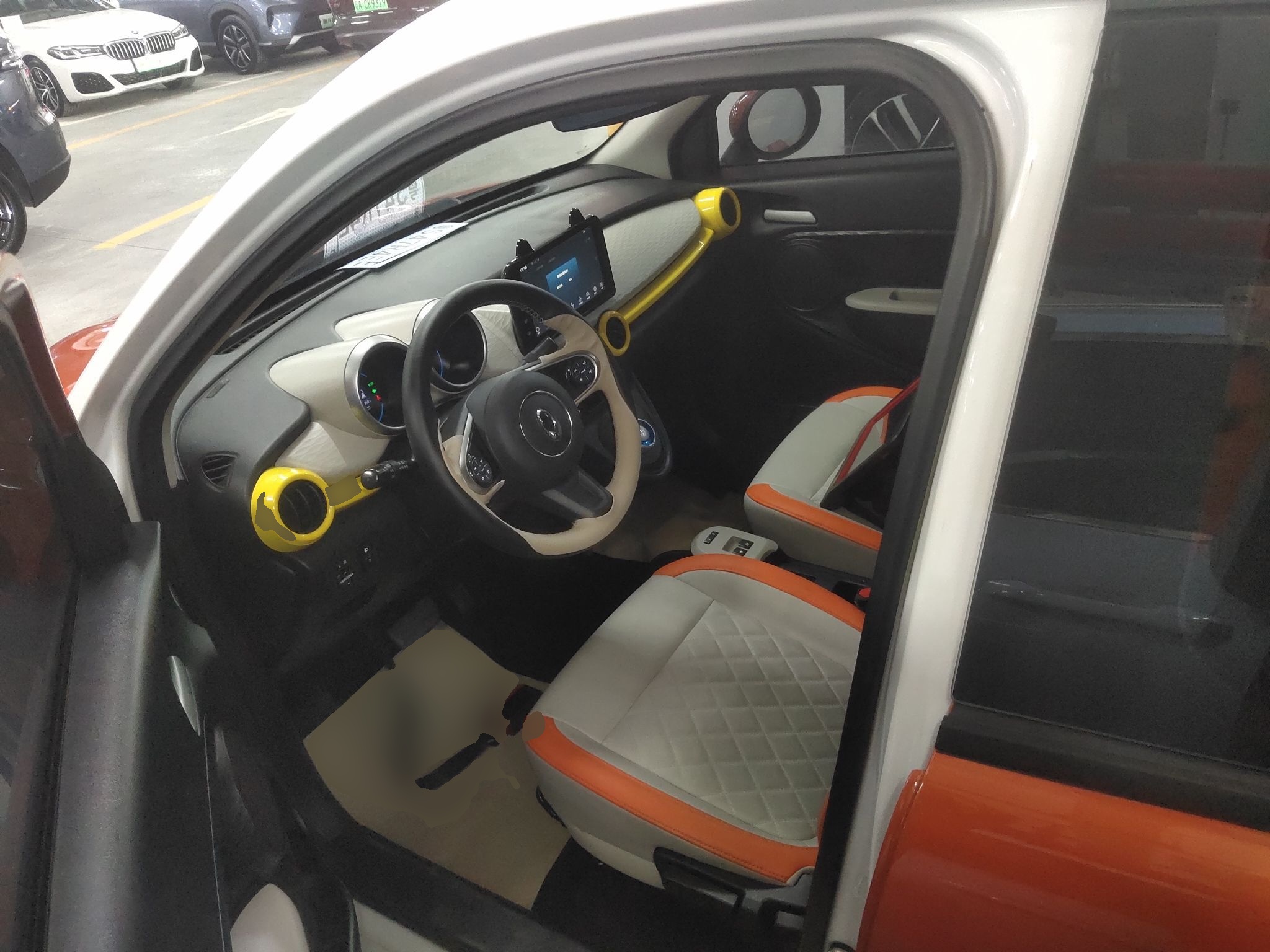 المقاعد الأمامية داخل السيارة