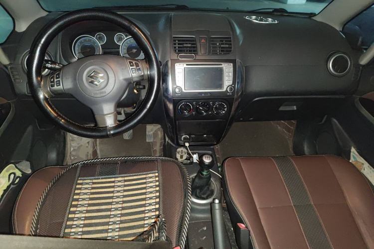 Used Suzuki SX4 2012 1.6L Manual Ruiqi Model Center Console