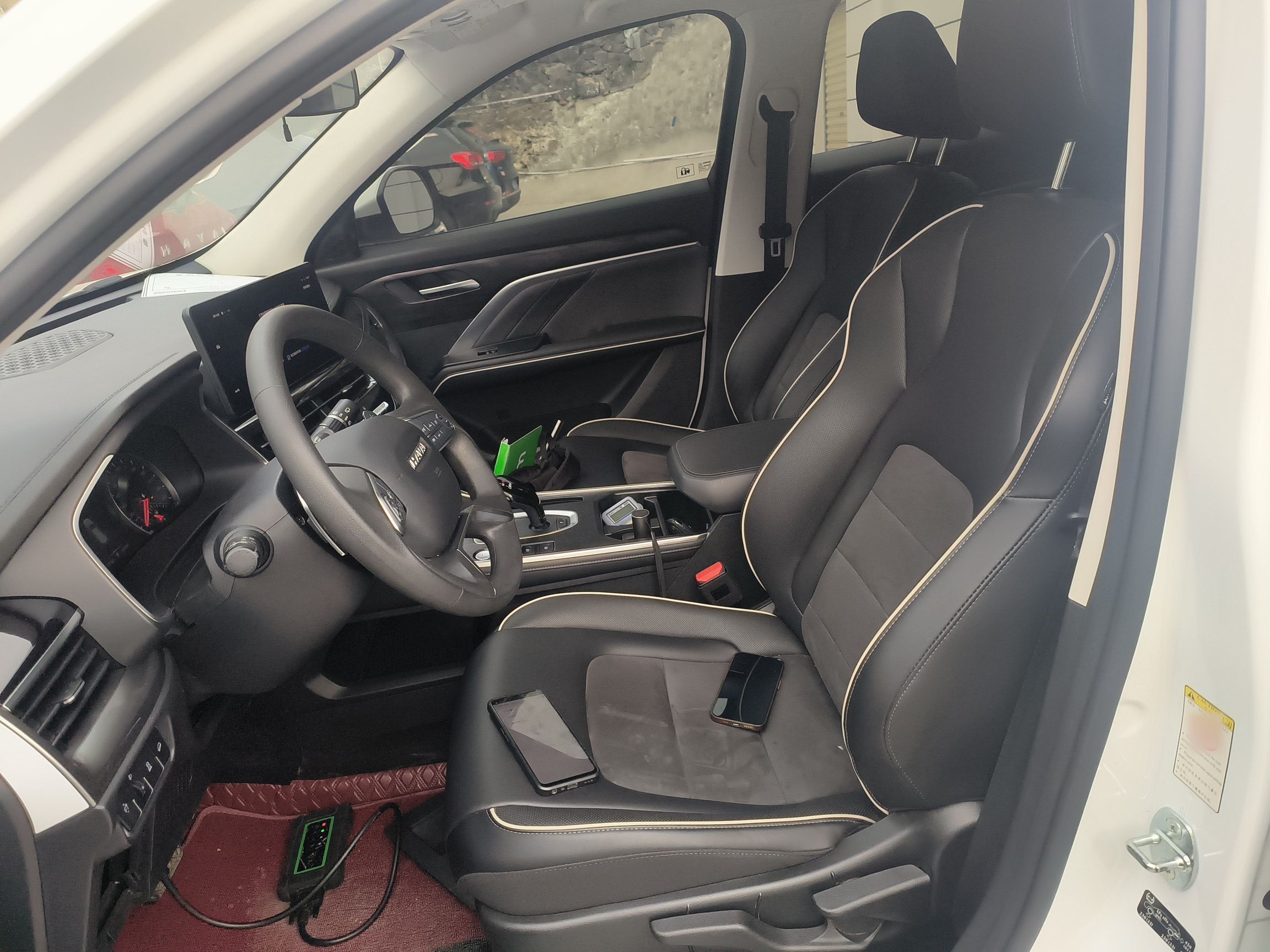 المقاعد الأمامية داخل السيارة