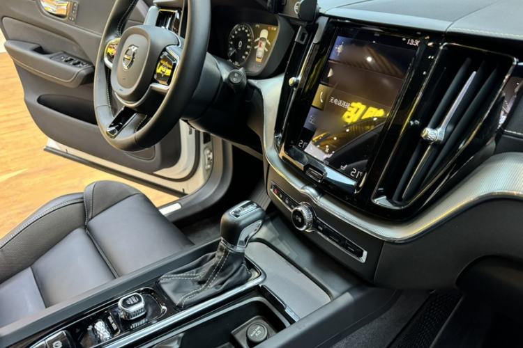 Used Volvo XC60 2021 T5 4x4 Smart & Advanced Sport Edition Interior 3