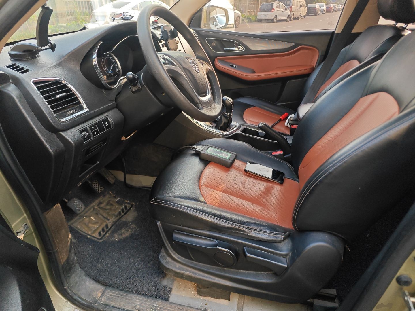 المقاعد الأمامية داخل السيارة