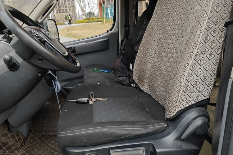 Used SAIC MAXUS Xintu V80 2019 2.5T Classic 6-Speed Manual Van Short Wheelbase Mid-Roof Design 2/3 Seats