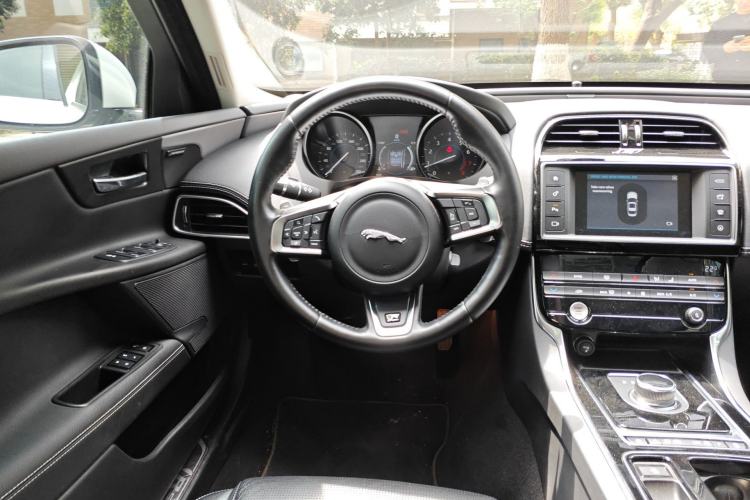 Used Jaguar XE 2018 2.0T 300 PS All-Wheel-Drive R-Sport Sport Edition Steering Wheel