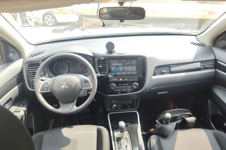 Used Mitsubishi Outlander 2020 2.0L Two-Wheel Drive Comfort Edition 5 Seats Center Console